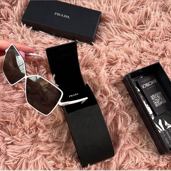 Authentic PRADA Oversized Sunglasses Sunnies Mint Condition Case High Fashion - Picture 1 of 5